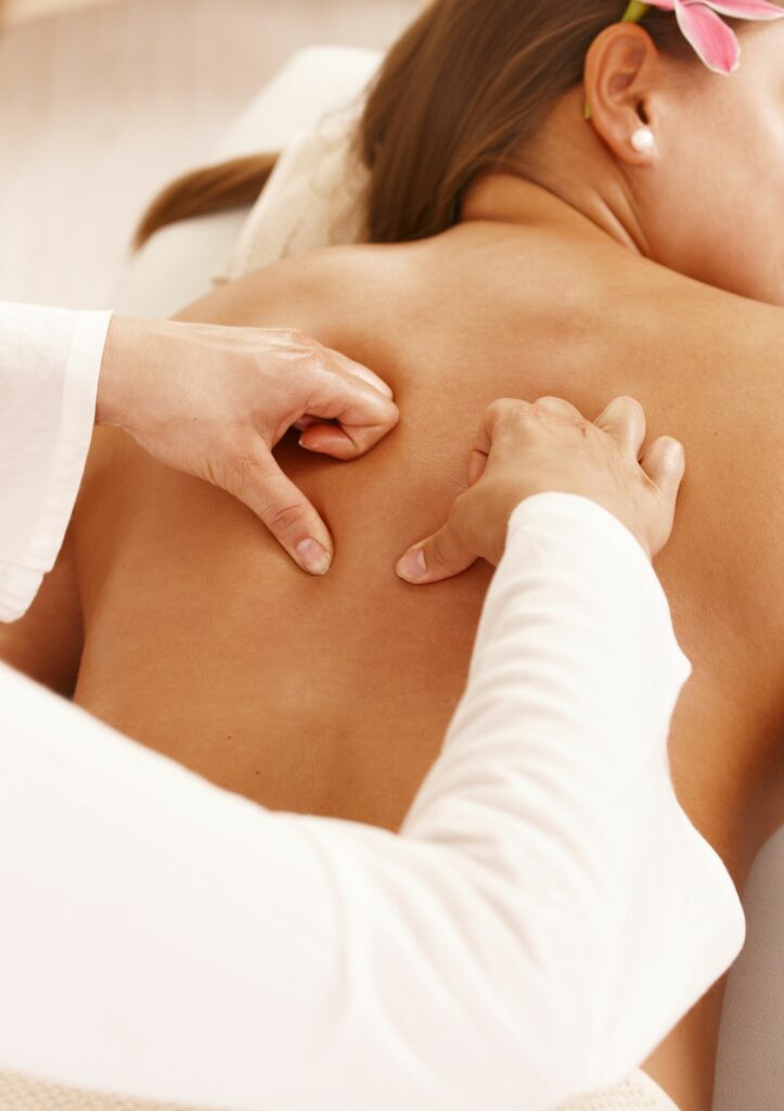 Femme se faisant masser. Le Cap Fitness & Bien-être vous accueille pour des massages et soins du corps à La Tranche-sur-Mer.